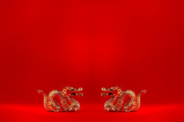 Dragón dorado sobre fondo rojo con copia de espacio año del dragón concepto de año nuevo chino