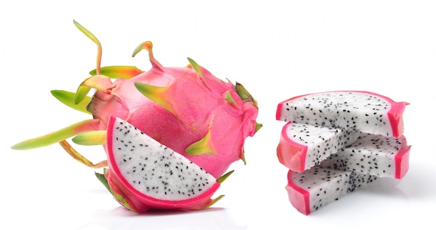 Dragon Fruit aislado en blanco