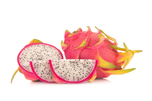 Dragon Fruit aislado contra el fondo blanco