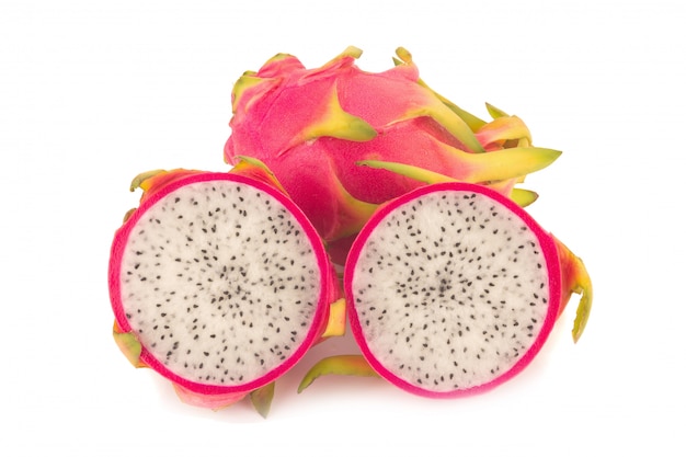 Dragon Fruit aislado contra el fondo blanco