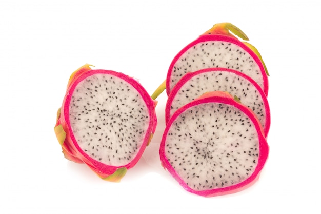 Dragon Fruit aislado contra el fondo blanco