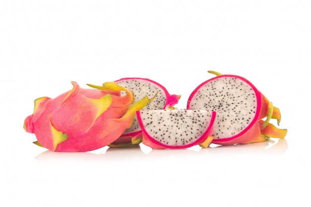 Dragon Fruit aislado contra el fondo blanco