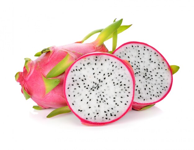 Dragon Fruit aislado contra el fondo blanco.