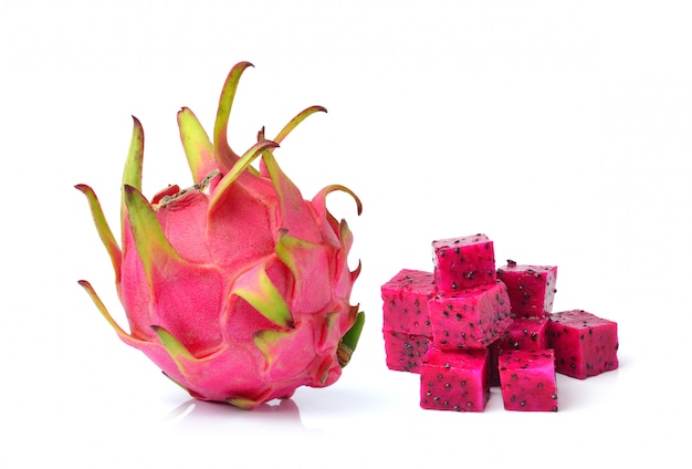 Dragon Fruit aislado en el espacio en blanco.