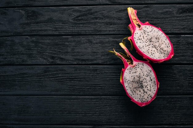 Dragon Fruit Frutas tropicales Sobre un fondo de madera Vista superior Copiar espacio