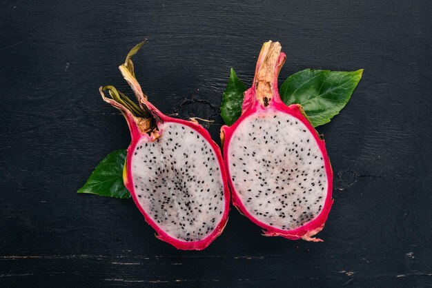 Dragon Fruit Frutas tropicales Sobre un fondo de madera Vista superior Copiar espacio