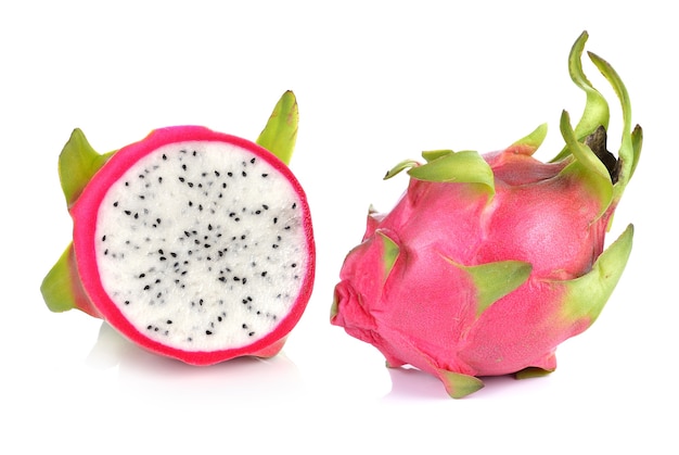 Dragon Fruit isoliert vor weißem Hintergrund.