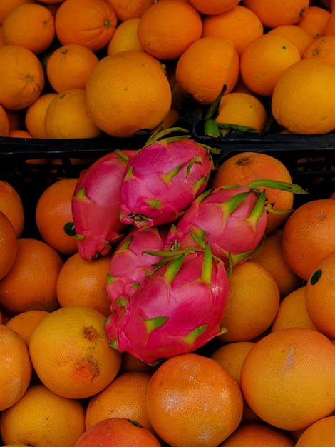 Dragon fruit y naranjas frescas en el mercado