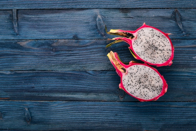 Dragon Fruit Tropische Früchte auf einem hölzernen Hintergrund Ansicht von oben Kopieren Sie Platz