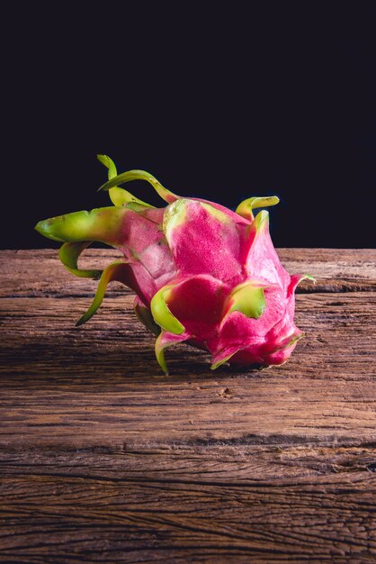 Dragon Fruit en la vieja mesa de madera