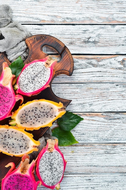 Dragón de frutas sobre un fondo blanco de madera Frutas tropicales