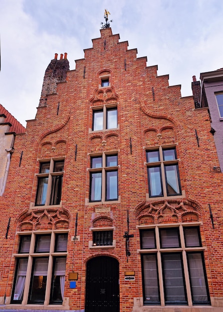 Dragon House Gebäude aus rotem Backstein in der mittelalterlichen Altstadt von Brügge, Belgien.