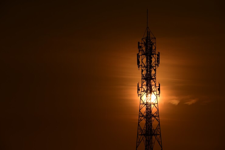 Drahtlose Kommunikations-Antenne mit hellem Himmel. Telekommunikationsturm mit Antennen.