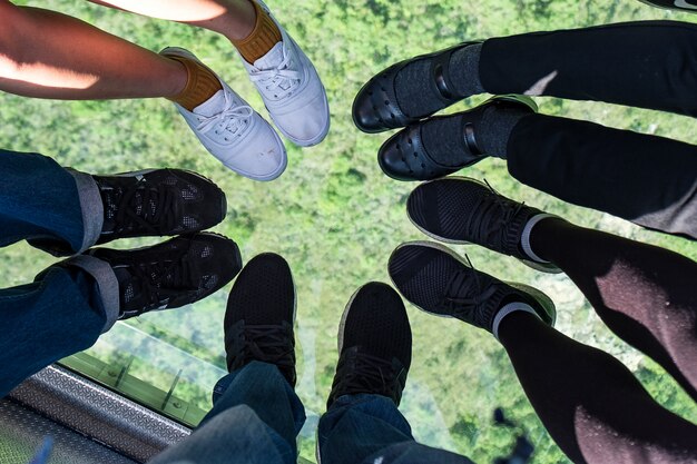 Drahtseilbahn Ngong Ping mit Touristen über Berg in Hong Kong