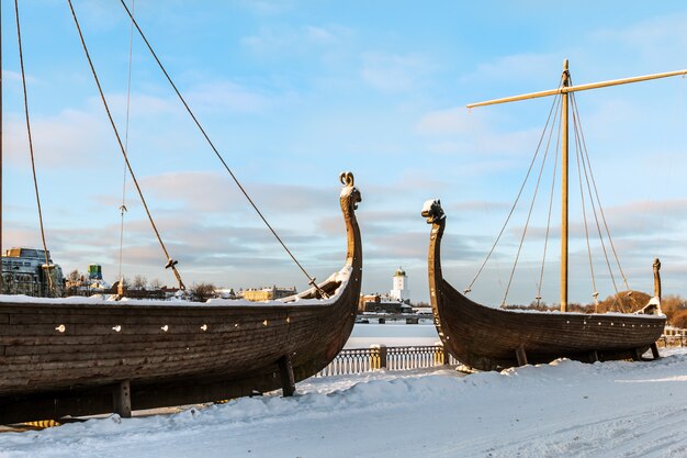 Drakkar-Schiffe und Wyborg-Burg im Winter