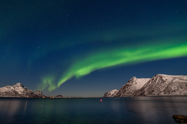 Dramática aurora boreal, luzes polares, sobre montanhas no norte da europa - ilhas lofoten, noruega