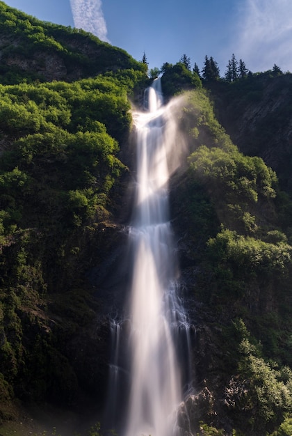 Dramática cascada de Bridal Veil Falls en Keystone Canyon