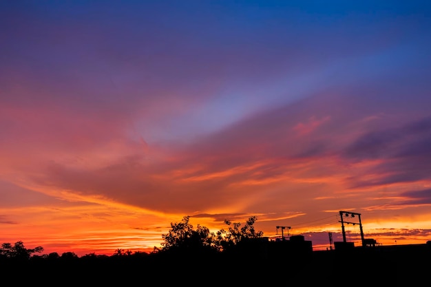 Dramática y colorida formación de nubes monzónicas en el cielo durante la puesta de sol