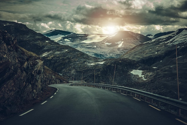 Foto dramática estrada alpina na noruega paisagem rochosa crua e a estrada sinuosa