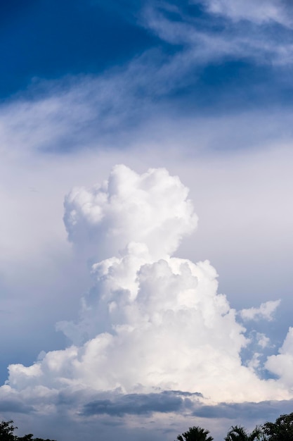 Dramática formación de nubes monzónicas en el cielo azul