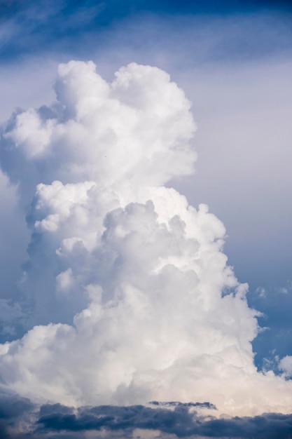 Dramática formación de nubes monzónicas en el cielo azul