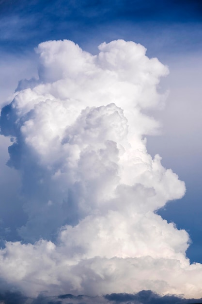 Dramática formación de nubes monzónicas en el cielo azul