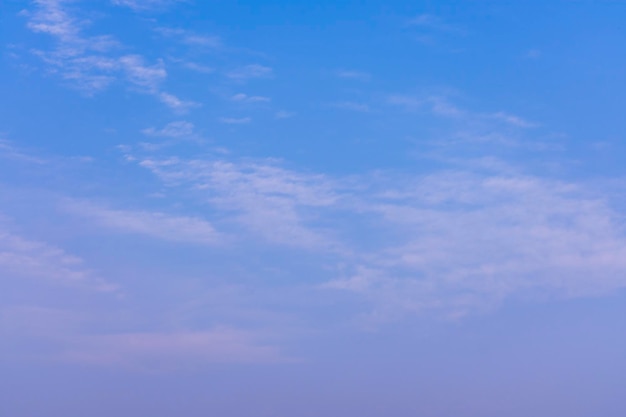 Dramática formación de nubes monzónicas en el cielo azul