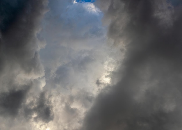 Dramática luz del día nubes de tormenta fondo panorámico de fotograma completo