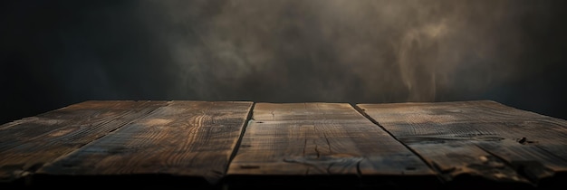 Dramática mesa de madera vacía con fondo de niebla