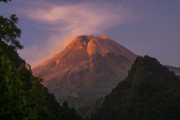 Foto la dramática montaña merapi