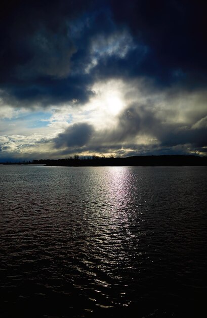 Foto dramática puesta de sol en el fondo del paisaje fluvial