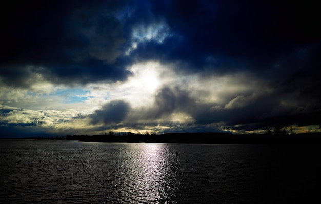 Foto dramática puesta de sol tardía en el fondo del paisaje fluvial