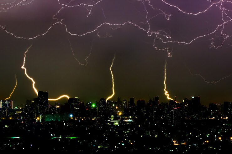 Foto dramática tormenta de truenos en la noche en la ciudad