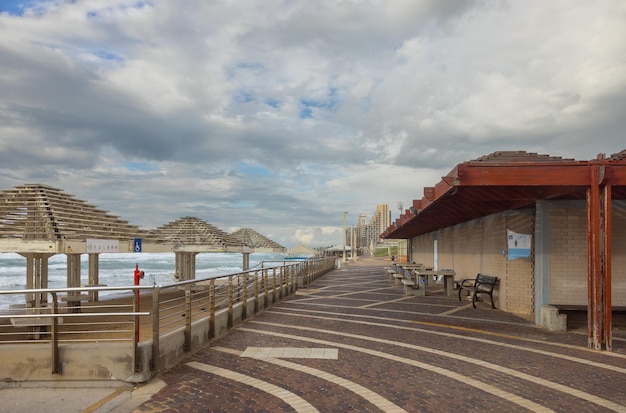 Foto dramática vista del mar con nubes de tormenta en haifa