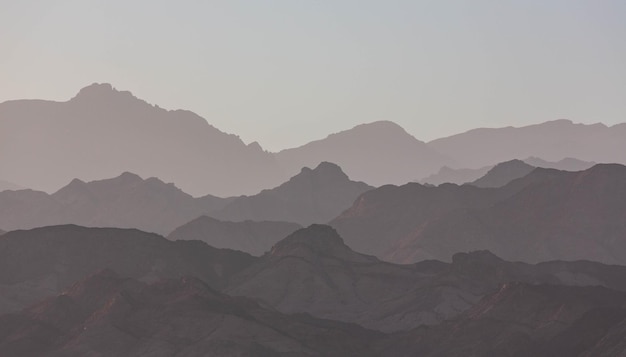 Dramáticas montañas en capas del Sinaí por la noche. Vista desde Dahab. Sinaí del Sur, Egipto