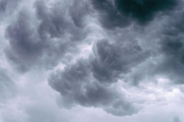 Dramáticas nubes grises en el cielo antes de la fuerte tormenta