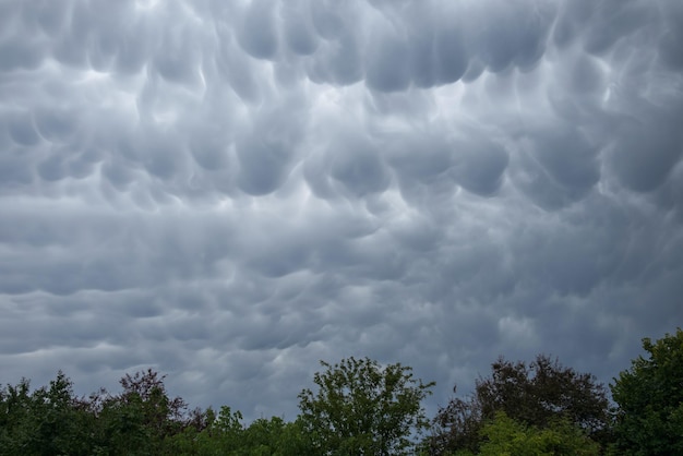 Dramáticas nubes de mamut en el cielo después de una tormenta