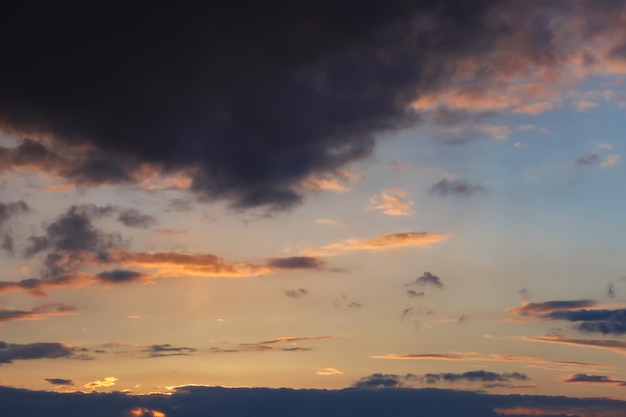 Dramáticas nubes oscuras iluminadas por el sol vespertino en el cielo