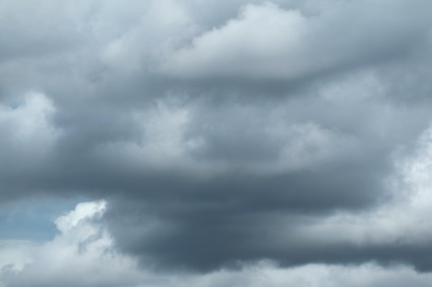 Dramáticas nubes tormentosas oscuras antes de la fuerte lluvia