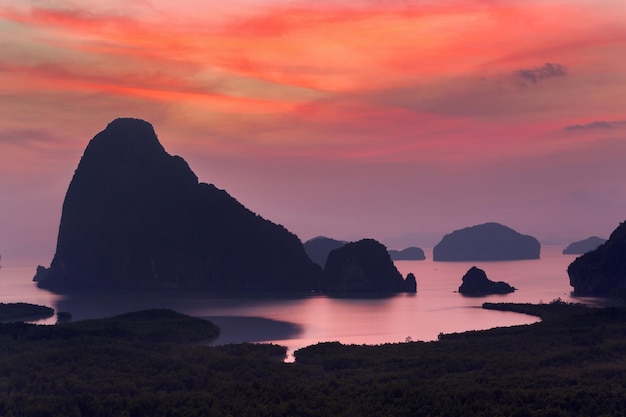 Dramático amanecer sobre las montañas y el mar en Tailandia