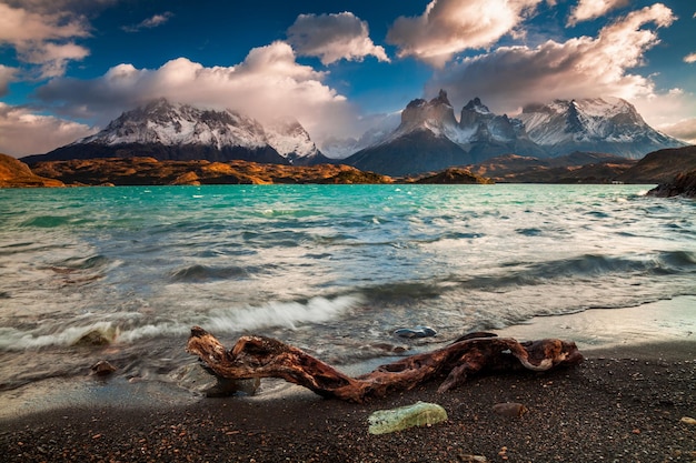 Dramático amanecer en Torres del Paine Chile