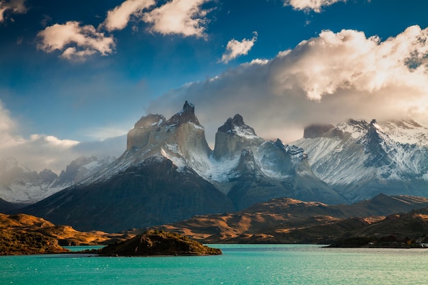 Foto dramático amanecer en torres del paine chile