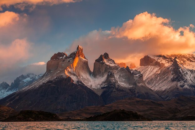 Foto dramático amanecer en torres del paine chile