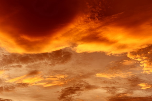 Dramático céu pôr do sol ou nascer do sol colorido vermelho e laranja céu sobre e nuvem bonita multicolorido ardente