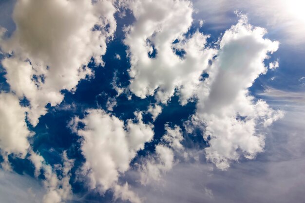 Dramático cielo azul con nubes blancas hinchadas en brillante claro soleado