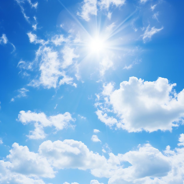 Foto dramático cielo azul soleado con nubes de fondo