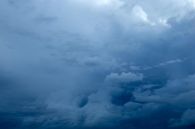 Dramático cielo lluvioso y nubes oscuras