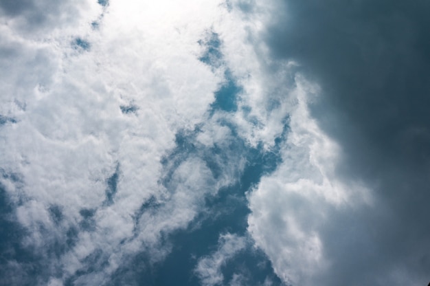 dramático cielo con nubes oscuras nubes de tormenta antes de la lluvia.