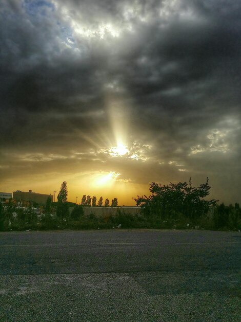 Dramático cielo sobre la ciudad