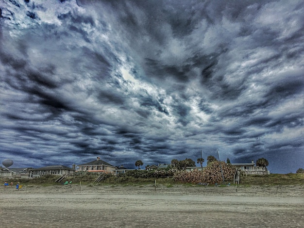 Foto dramático cielo sobre el paisaje